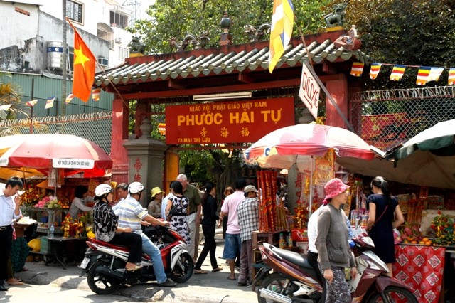 Cảnh lộn xộn trước cổng chùa Phước Hải ngày rằm tháng Giêng - Nhâm Thìn vừa qua.